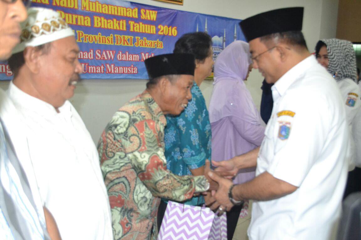 Dinsos DKI Berikan Cenderamata untuk Pegawai Purna Bakti