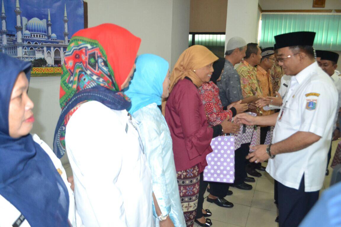 Dinsos DKI Berikan Cenderamata untuk Pegawai Purna Bakti