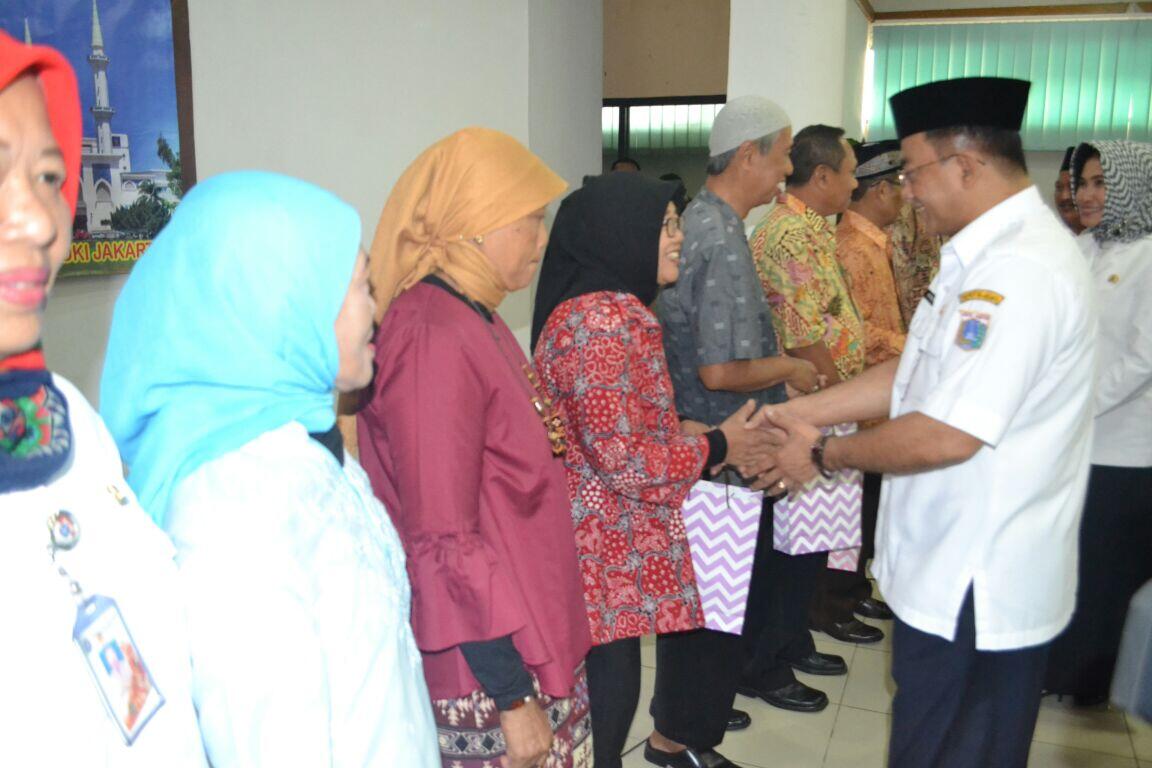 Dinsos DKI Berikan Cenderamata untuk Pegawai Purna Bakti
