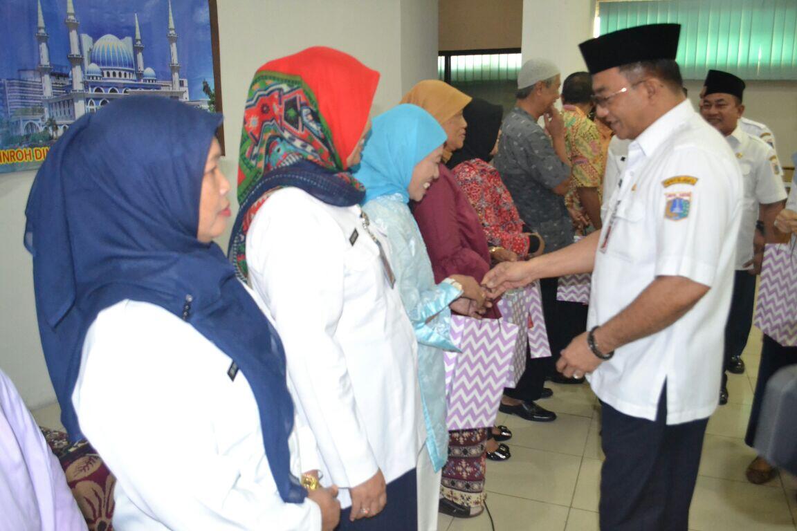 Dinsos DKI Berikan Cenderamata untuk Pegawai Purna Bakti