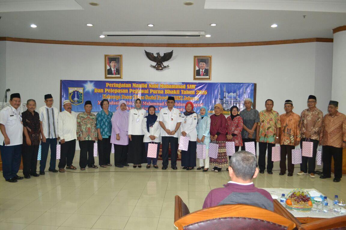 Dinsos DKI Berikan Cenderamata untuk Pegawai Purna Bakti