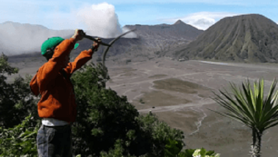 Isi Liburan Dengan Bermain Baling-Baling Disekitar Gunung Bromo