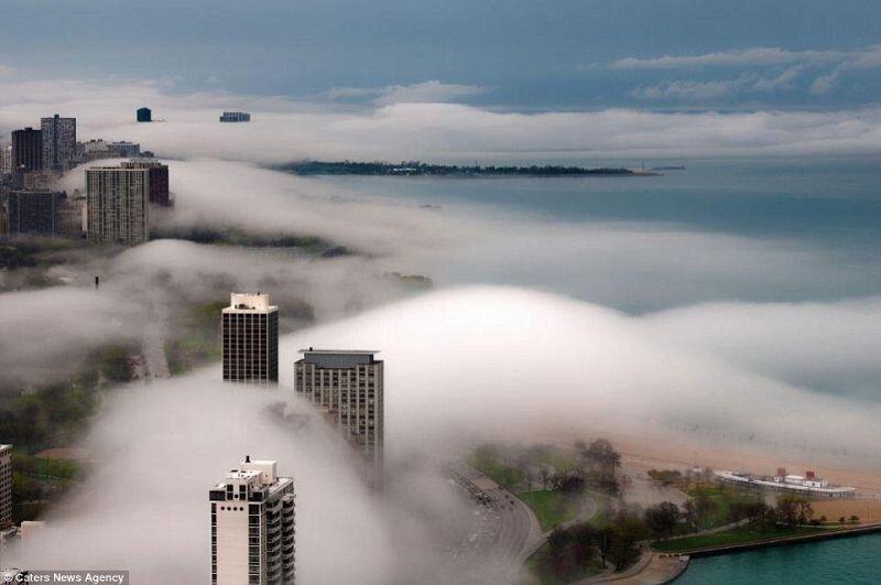 Foto Menakjubkan Gedung-Gedung Pencakar Langit di Antara Kabut Awan