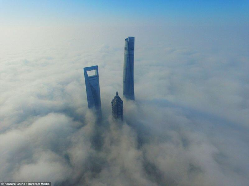 Foto Menakjubkan Gedung-Gedung Pencakar Langit di Antara Kabut Awan