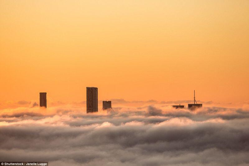 Foto Menakjubkan Gedung-Gedung Pencakar Langit di Antara Kabut Awan