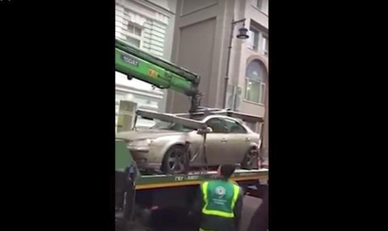 Parah, Petugas Derek Rusak Mobil yang Diangkutnya Tanpa Sengaja