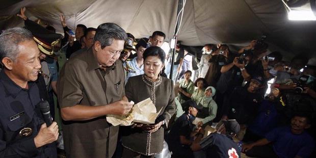 GARA-GARA NASI BUNGKUS, Dua Remaja Dihakimi Massa dan Dibakar Motornya