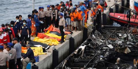 Kisah Korban Selamat: "Saya lihat cucu didorong ke laut, tak tahu istri anak dimana"