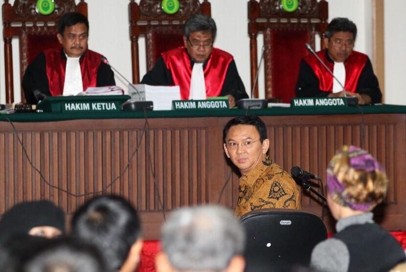 Massa GNPF MUI Sisir Sampah Hingga ke Massa Pendukung Ahok.