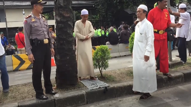 Pria Ini Khusyuk Salat di Tengah Riuh Demo Sidang Ahok