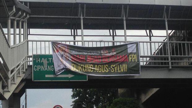 Ketum FPI Minta Laskar Turunkan Spanduk Fitnah Dukungan ke Agus