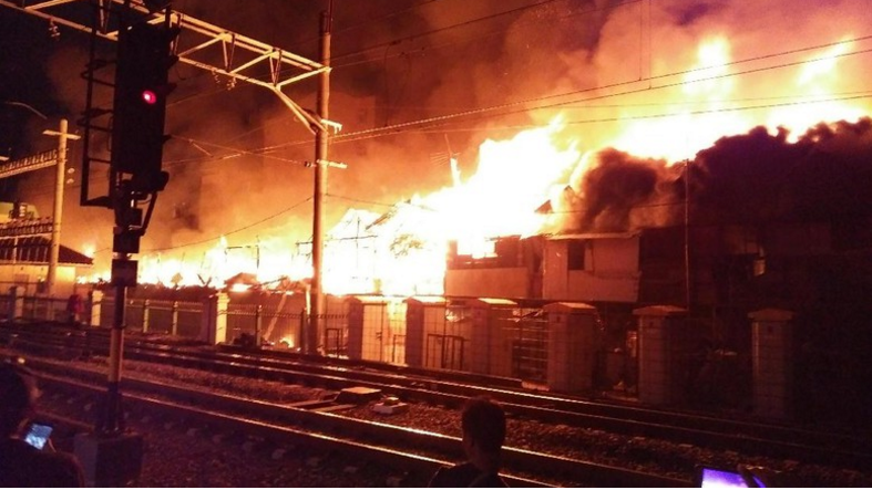 Kebakaran di Permukiman dekat Stasiun Kota, Penumpang KRL Panik
