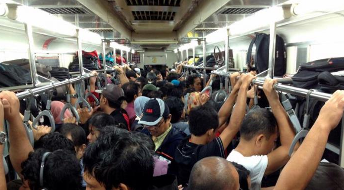 Bahaya Berdesakan di dalam Commuter Line bagi Kesehatan