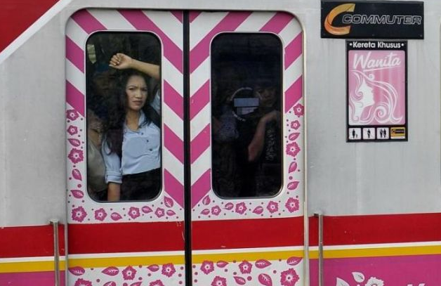 Bahaya Berdesakan di dalam Commuter Line bagi Kesehatan
