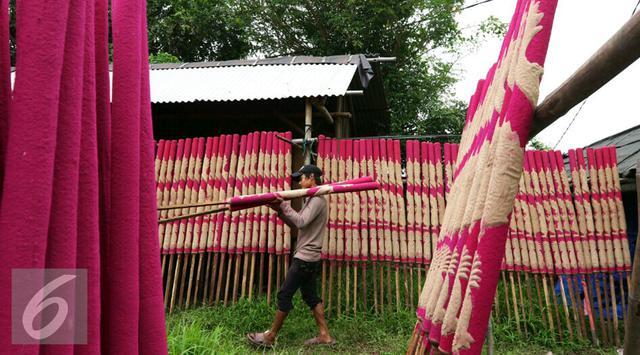 Jelang Imlek Perkampungan ini Kebanjiran Orderan Pembuatan Lilin dan Hio