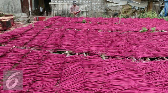 Jelang Imlek Perkampungan ini Kebanjiran Orderan Pembuatan Lilin dan Hio