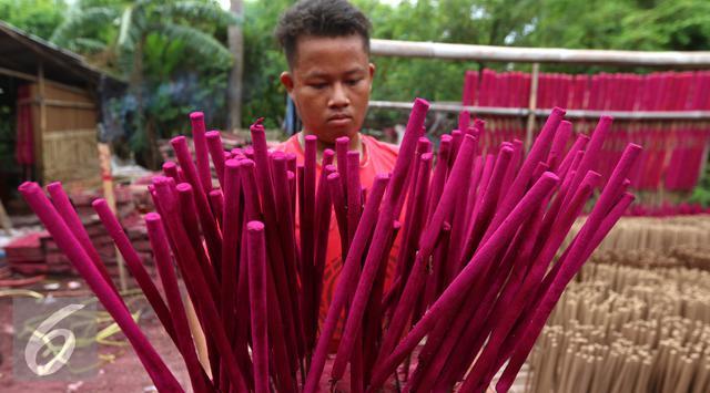 Jelang Imlek Perkampungan ini Kebanjiran Orderan Pembuatan Lilin dan Hio