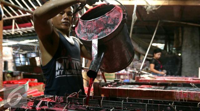 Jelang Imlek Perkampungan ini Kebanjiran Orderan Pembuatan Lilin dan Hio