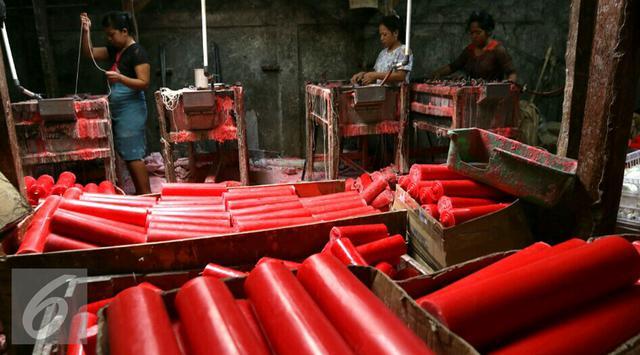 Jelang Imlek Perkampungan ini Kebanjiran Orderan Pembuatan Lilin dan Hio