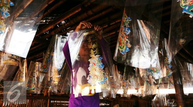Jelang Imlek Perkampungan ini Kebanjiran Orderan Pembuatan Lilin dan Hio