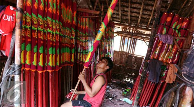 Jelang Imlek Perkampungan ini Kebanjiran Orderan Pembuatan Lilin dan Hio