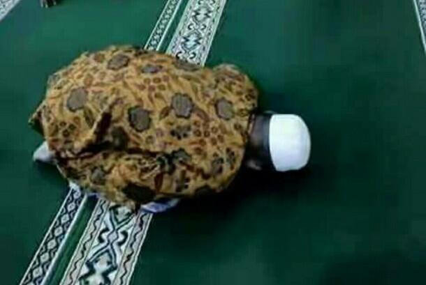 Kisah Viral Takmir Masjid yang Tutup Usia dalam Posisi Sujud