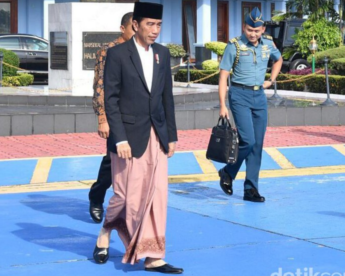 Ditanya Merek Sarungnya, Jokowi: Masa Perlu Saya Copot?