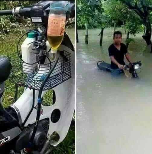 Keren ! Motor Ini Gak Mati Saat Melintas di Tengah Banjir