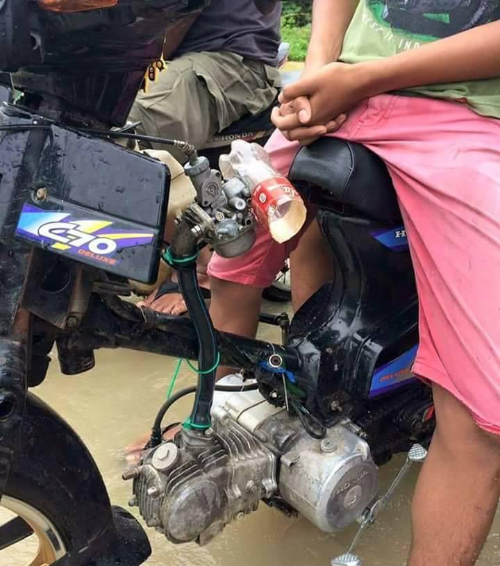 Keren ! Motor Ini Gak Mati Saat Melintas di Tengah Banjir