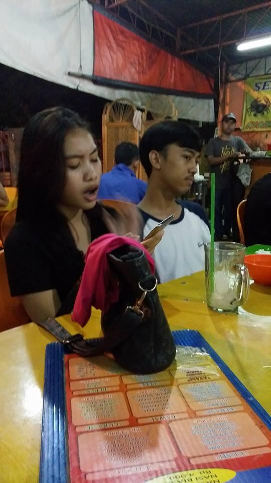 Merokok dan Menyemburkan Asapnya di Depan Anak Kecil, Ditegur Malah Ngotot!