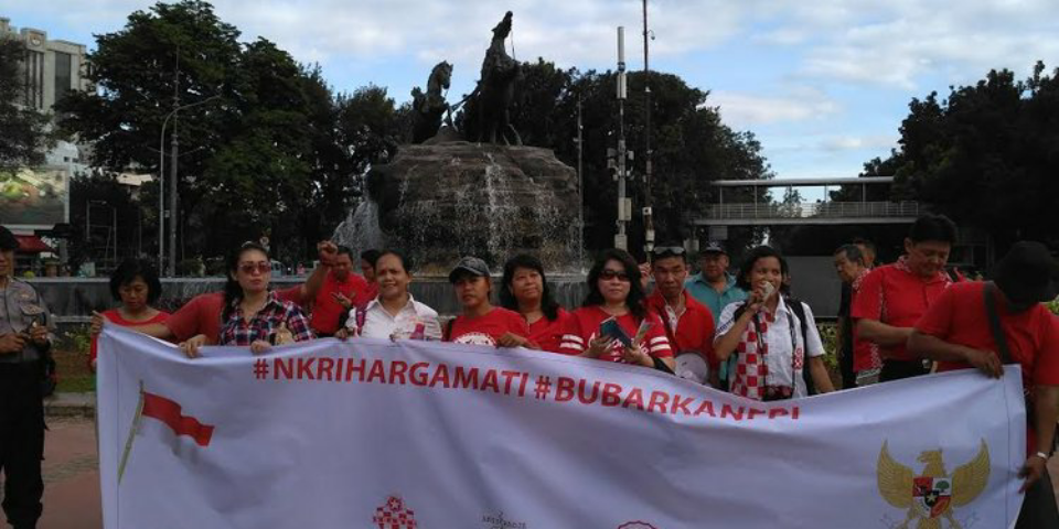 Relawan Ahok-Djarot Gelar Aksi Petisi Bubarkan FPI di Kawasan Monas