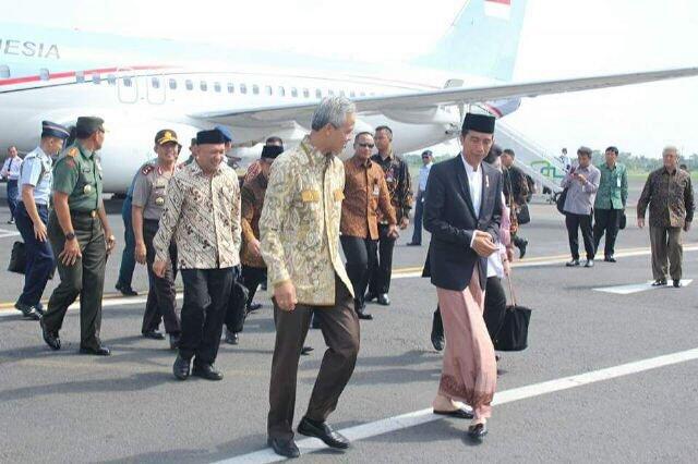 Kenakan Sarung Saat Turun Pesawat,Presiden Jokowi Bikin Heboh Netizen