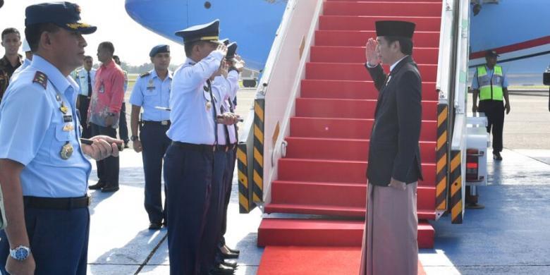 Kenakan Sarung Saat Turun Pesawat,Presiden Jokowi Bikin Heboh Netizen