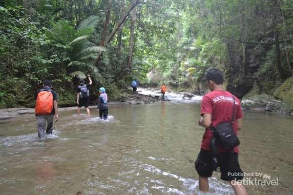 Liburan Seru di Air Terjun Tikuareu, Sultra