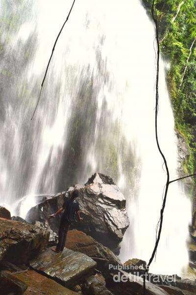 Liburan Seru di Air Terjun Tikuareu, Sultra