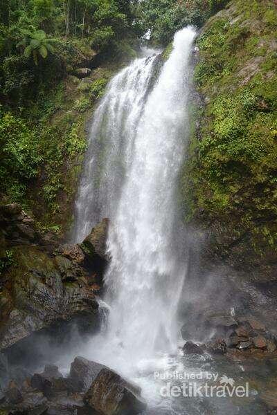 Liburan Seru di Air Terjun Tikuareu, Sultra