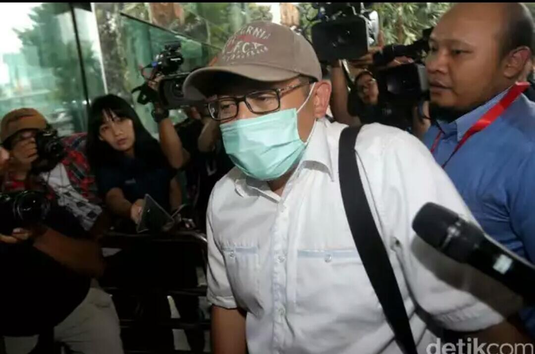 Pakai Masker dan Topi di KPK,Anas Urbaningrum: SampeyanInget Siapa?