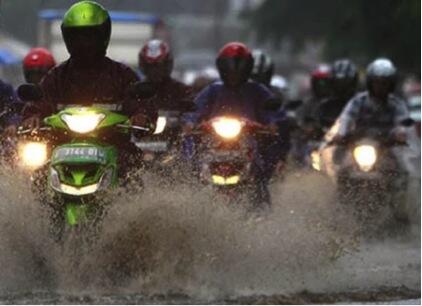 5 Hal Mengesalkan yang Cuman Dialami Pengendara Motor