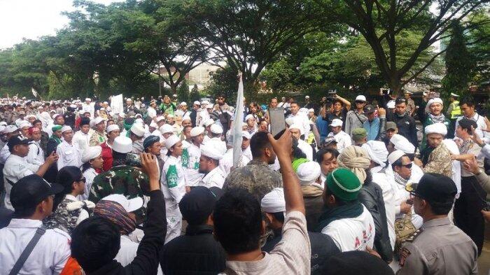 Hari Ini Imam FPI Habib Rizieq akan Diperiksa Polisi, Massa Padati Polda Jabar