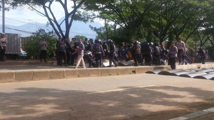 Hari Ini Imam FPI Habib Rizieq akan Diperiksa Polisi, Massa Padati Polda Jabar