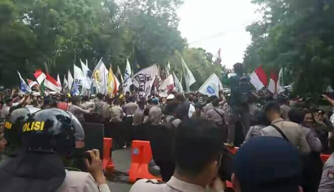 Mahasiswa Pukuli Polisi yang Jaga Aksi 121 di Medan Merdeka