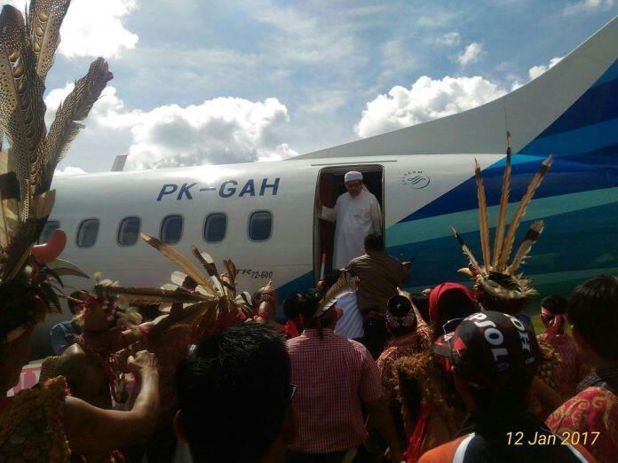  Tengku Zulkarnain Tak Bisa Turun Dari Pesawat, Dihadang Tentara Dayak.....