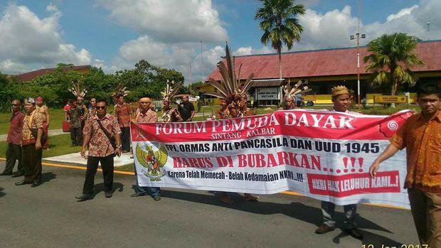 Ini Kronologis Penolakan Wasekjen MUI oleh Sejumlah Pemuda Dayak
