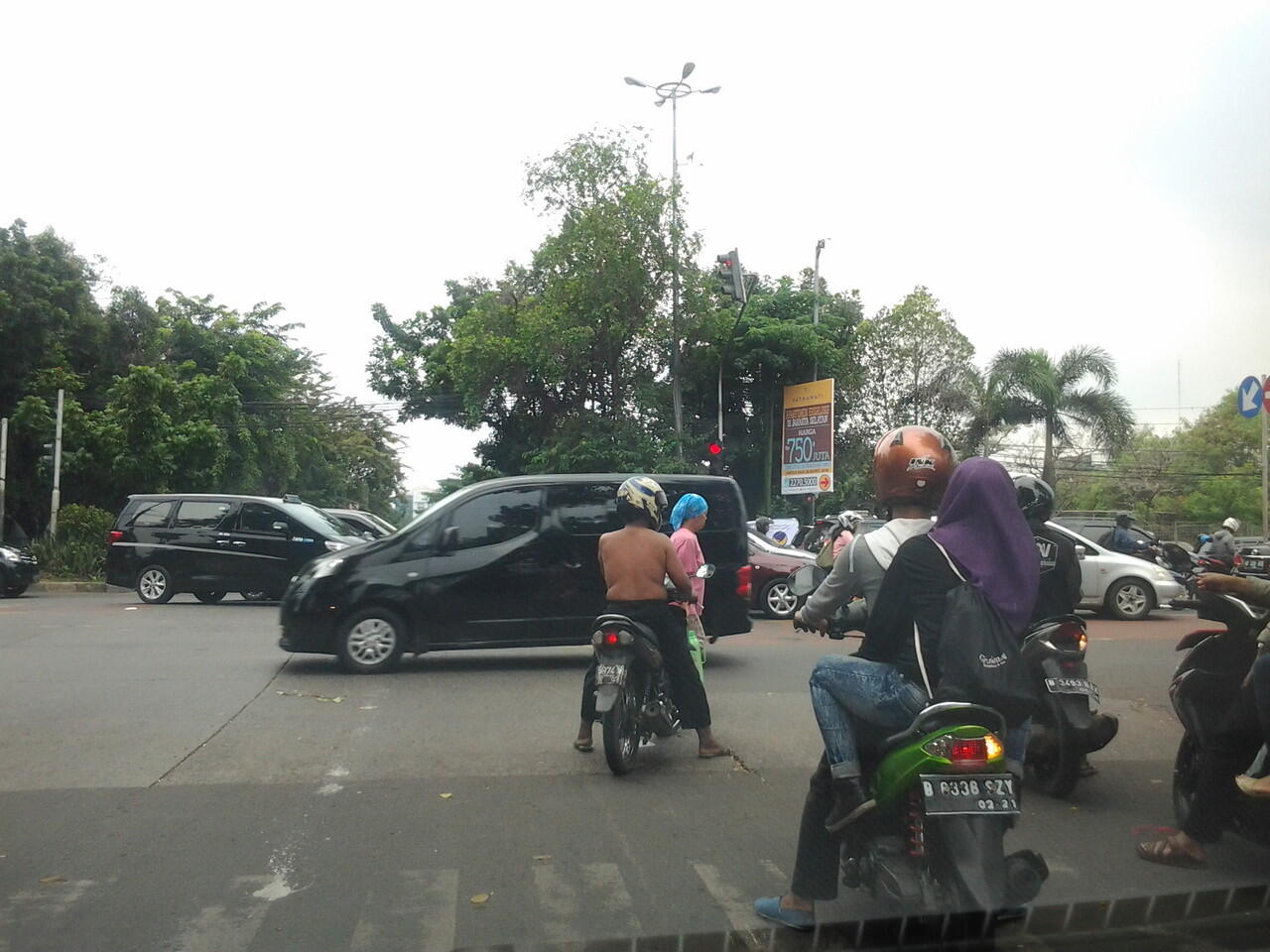 Pengendara Wajib Pake Helm Tapi Nggak Wajib Pake Baju