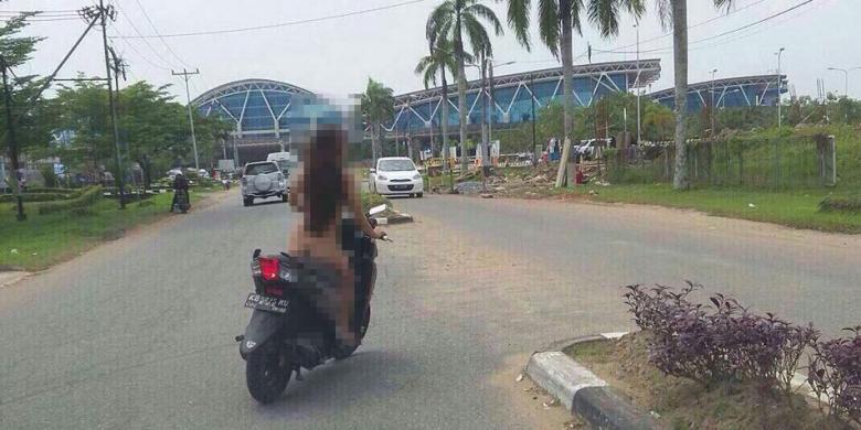 Wanita Ini Nekat Berkendara Tanpa Busana di Bandara Supadio