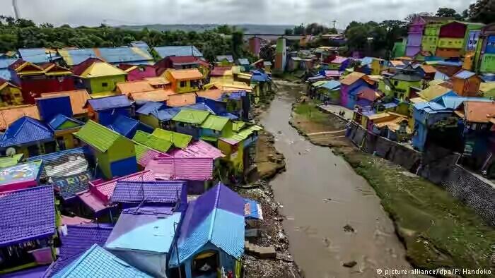  Kampung Warna-warni di Tepi Kali ‎ 