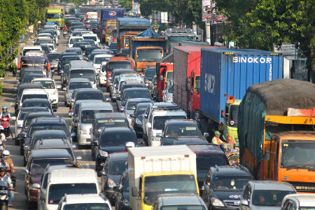Jalan Padang-Solok Macet Akibat Tumpahan Minyak Sawit