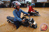 Jalan Padang-Solok Macet Akibat Tumpahan Minyak Sawit