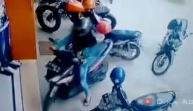 Video Viral, Perempuan Kerepotan ke Luar dari Parkir Motor