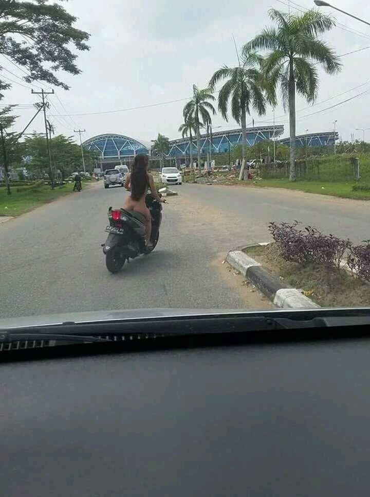 Naik Motor, Wanita Tanpa Busana Hendak Masuk Bandara di Pontianak